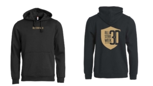 Svart hoodie med stor guldlogga bak
